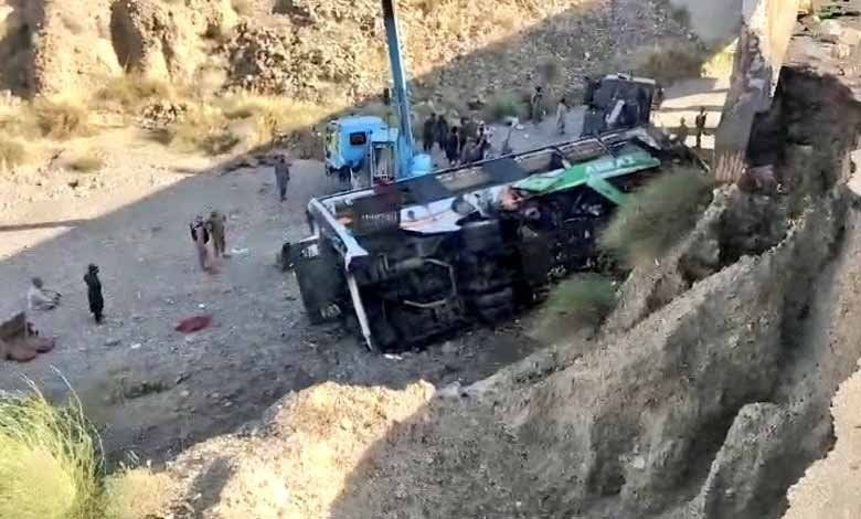 28 killed as bus falls into ravine in Pakistan