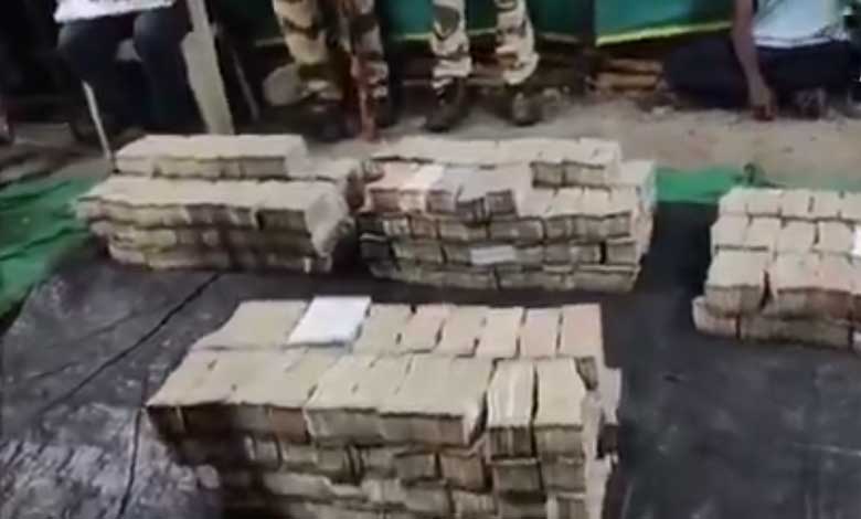 Andhra police seize Rs 8.36 crore at inter-state check-post: Video