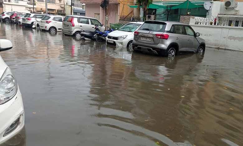 Heavy rain causes waterlogging in Delhi; disrupts life