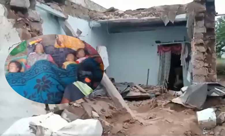 Four of a family killed in house collapse in Telangana: Video