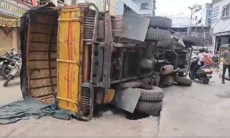 Hyderabad News | Road Collapse in Goshamahal Causes DCM Van to Overturn