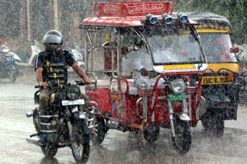 Heavy rainfall continues in Mumbai & parts of Maha