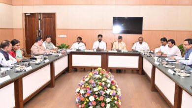 AP & Telangana CMs decide to form high-level committee to resolve pending issues