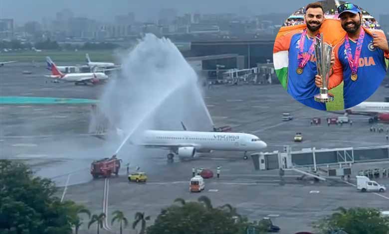 Victory Parade | Team accorded 'water salute' after plane lands: Video