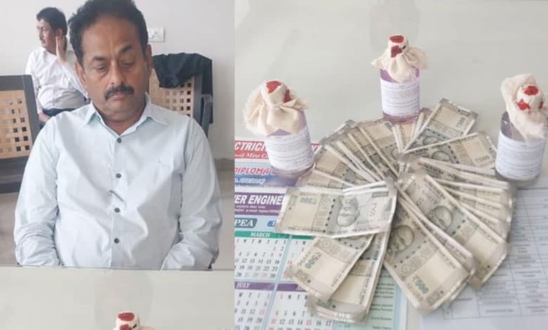 Telangana News | DE Caught Red-Handed Accepting Rs 18,000 Bribe