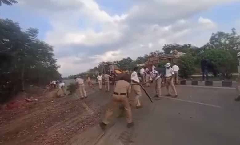 Police Swiftly Clear Highway After Beer and Onion Spill in Chotuppal Accident: Video