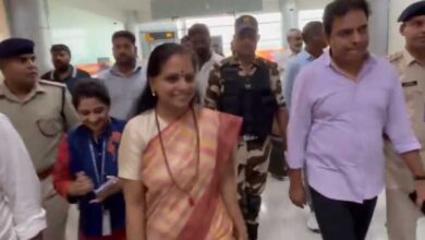 Breaking News | MLC Kavitha Arrives in Hyderabad from Delhi, Welcomed by KTR and BRS Leaders: Video