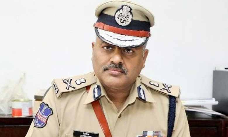 Telangana DGP lauds Head Constable for prestigious President's Medal for Gallantry