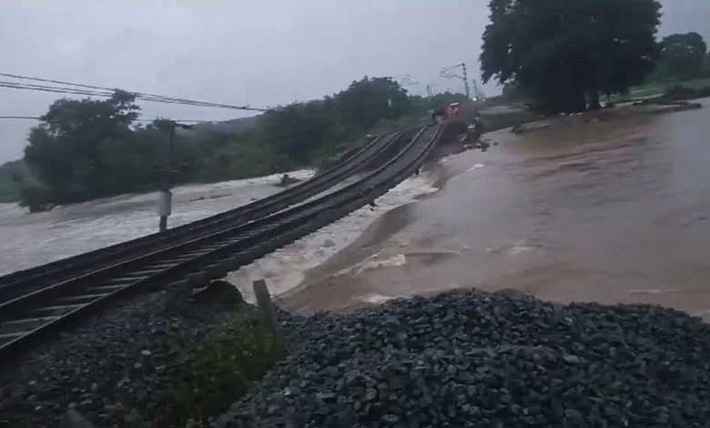 Telangana News | Railway Operations Disrupted in Telangana's Mahabubabad District Due to Severe Track Damage