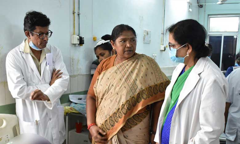 Hyderabad News | Minister Seethakka Visits Gandhi Hospital, Extends Support to Injured Tribal Woman