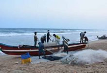 Sri Lankan Navy arrests 17 TN fishermen; families block Madurai-Rameswaram highwaySri Lankan Navy arrests 17 TN fishermen; families block Madurai-Rameswaram highway