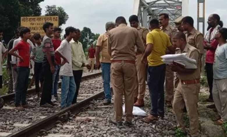 3 killed after being hit by train while making reel