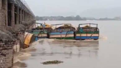 Andhra Rains | Boats Swept Away in Krishna River Floods, Collide with Prakasam Barrage in Vijayawada: Video