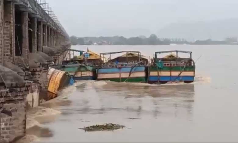 Andhra Rains | Boats Swept Away in Krishna River Floods, Collide with Prakasam Barrage in Vijayawada: Video