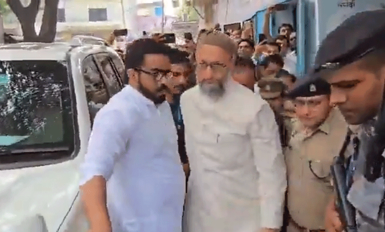 Asaduddin Owaisi Appears in UP Court for Hearing