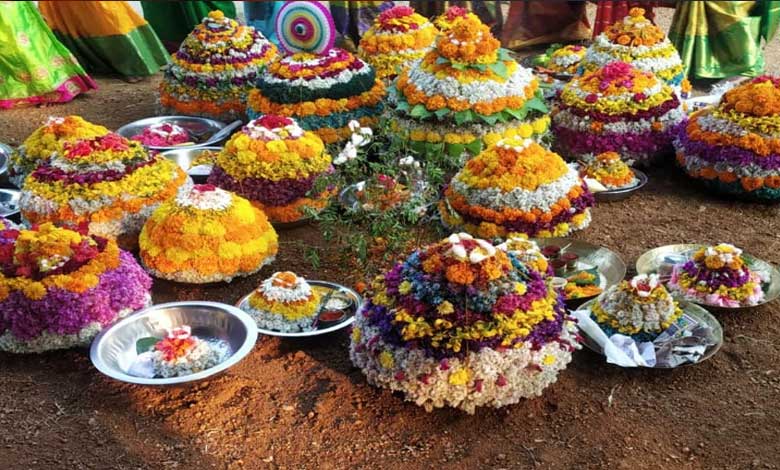 Telangana: Bathukamma floral festival begins