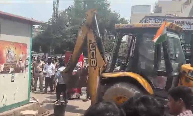 Authorities Remove Structures Built on Footpaths in Borabanda