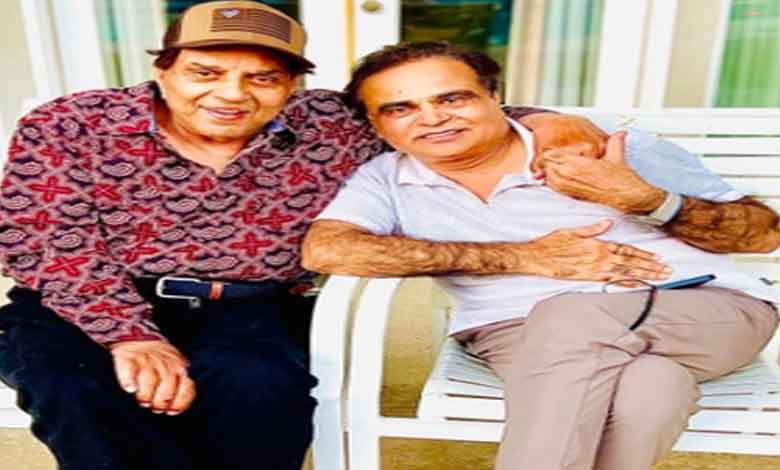 Dharmendra bonds with ‘diehard’ fan on holiday