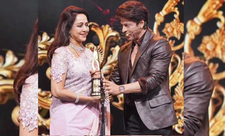 ‘Dream Girl’ Hema Malini thanks Shahrukh Khan for this special award