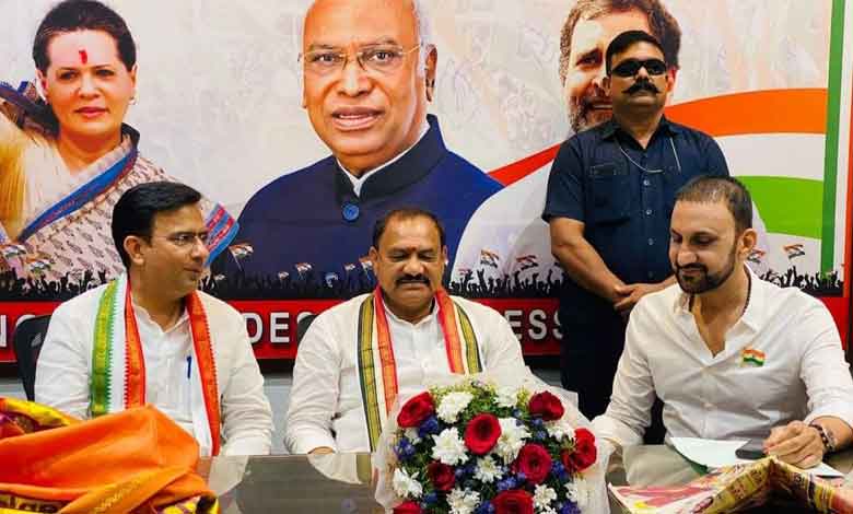 TPCC Chief Assures Fairness in Group-I Selections, Slams BRS and BJP for Misinformation; BJP Criticizes Congress Over Temple Incident