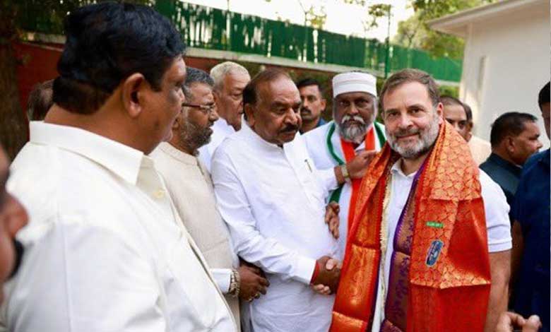 Rahul Gandhi meets representatives of Valmiki community, offers prayers at Valmiki temple