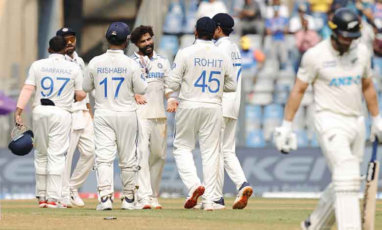 3rd Test: Jadeja's three wickets; Young, Mitchell fifties make it another shared session