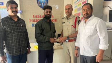 Lineman’s Honesty in Hyderabad Wins Hearts, Returns Rs. 2 Lakh to Police