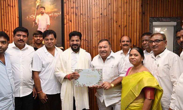 BC Leader Kasani Gnaneshwar Mudiraj and Family Meet Telangana CM Revanth Anumula in Jubilee Hills