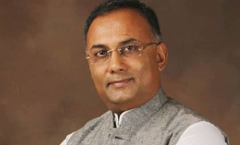 Karnataka Cong under pressure after six dead post-delivery; Health Minister urges public protest