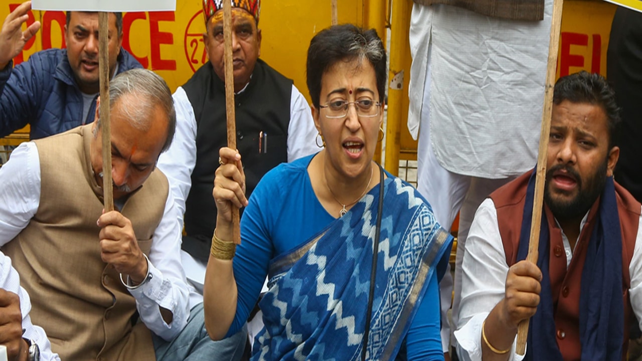 Atishi Leads Sit-in After Suspended Opposition MLAs Denied Entry into Delhi Assembly
