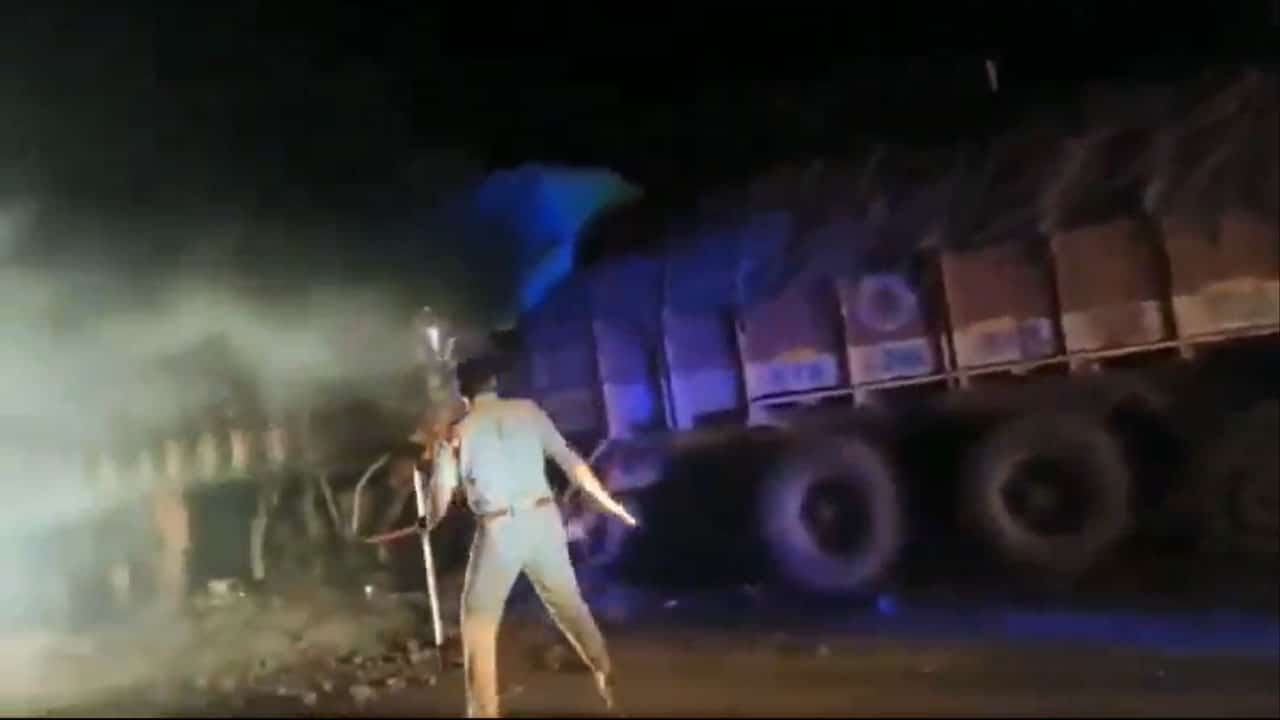 4 Lorries Collide, Drivers Injured After Police Block Highway with Sudden Roadblock: Video