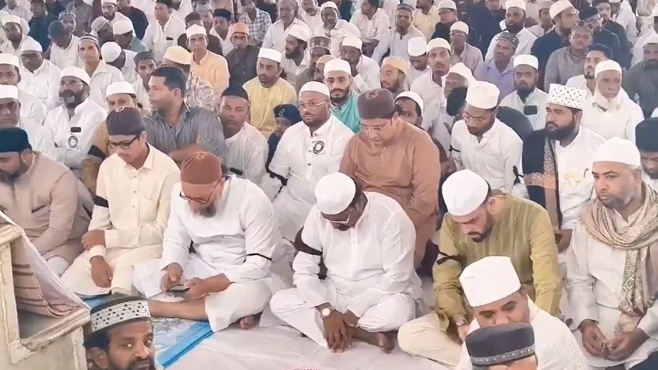 Hyderabad: Owaisi Leads Silent Black-Band Protest at Makkah Masjid Against Waqf Bill