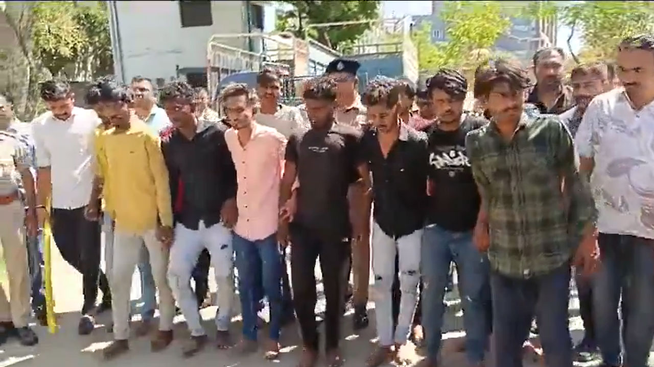 Watch: Gujarat Police Thrash Goons Who Attacked Commuters, Social Media Reacts