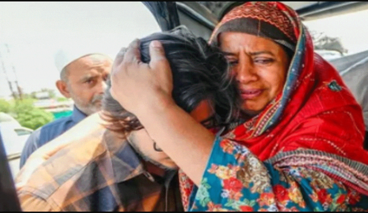 Tears at the Border: Pakistanis Leave India Amid Visa Crackdown