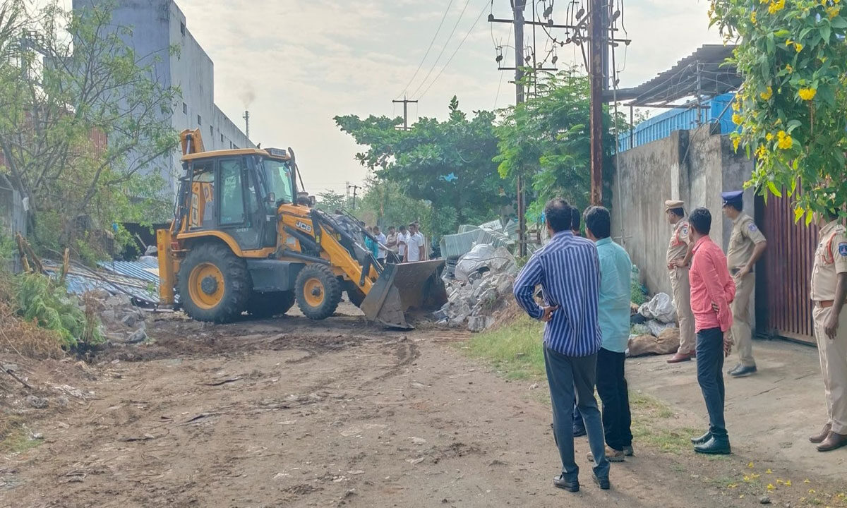 HYDRAA Unleashes Demolition Drive in Suraram, Clears Illegally Blocked Roads