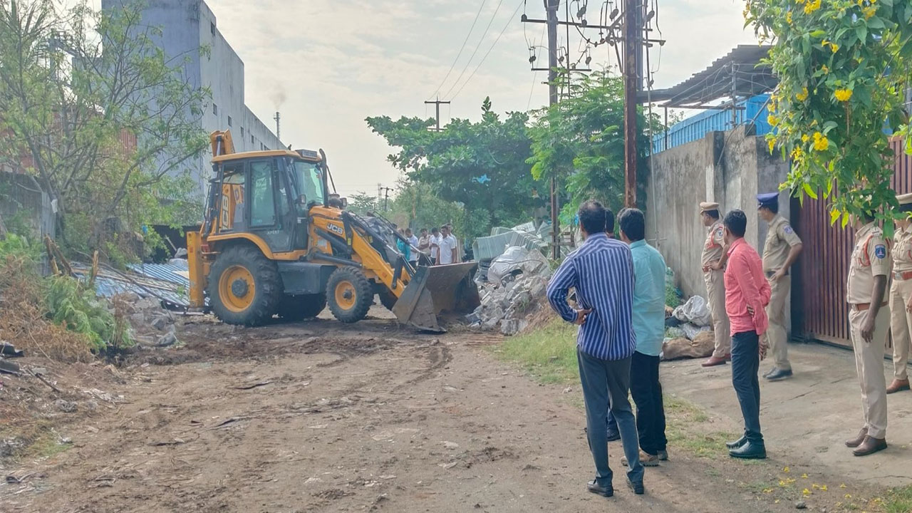 HYDRAA Unleashes Demolition Drive in Suraram, Clears Illegally Blocked Roads