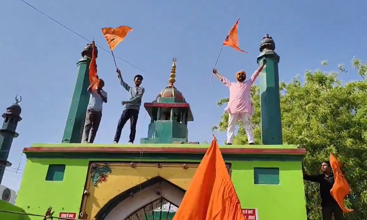 Watch: Saffron-Clad Mob Creates Chaos at Salar Masood Ghazi Dargah in Prayagraj on Ram Navami