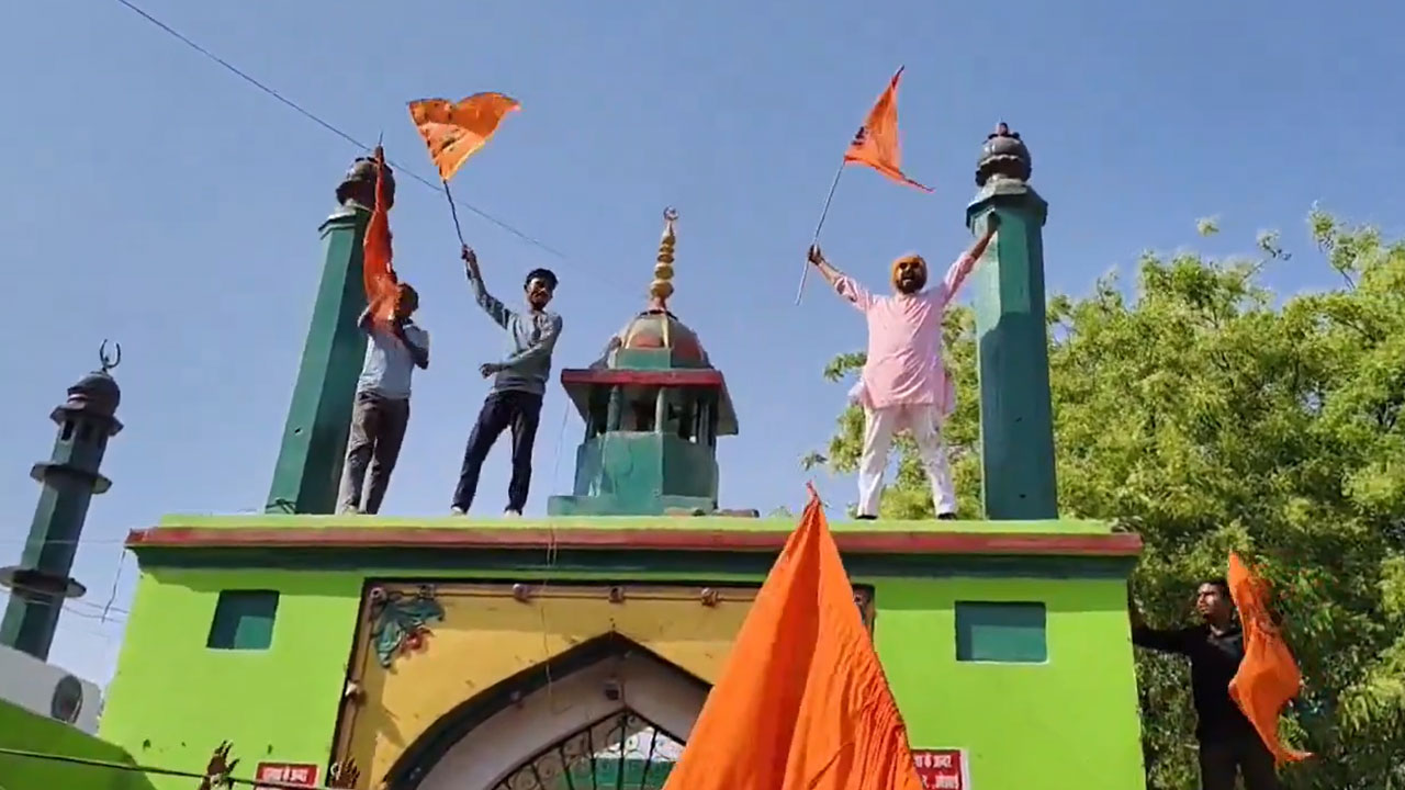 Watch: Saffron-Clad Mob Creates Chaos at Salar Masood Ghazi Dargah in Prayagraj on Ram Navami