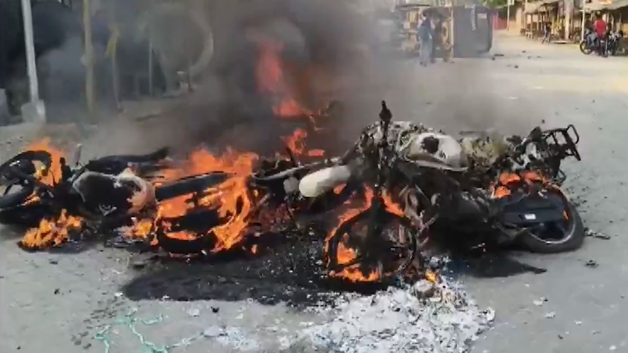 Fresh Violence Erupts in West Bengal Over Anti-Waqf Act Protest; Police Vehicles Set Ablaze