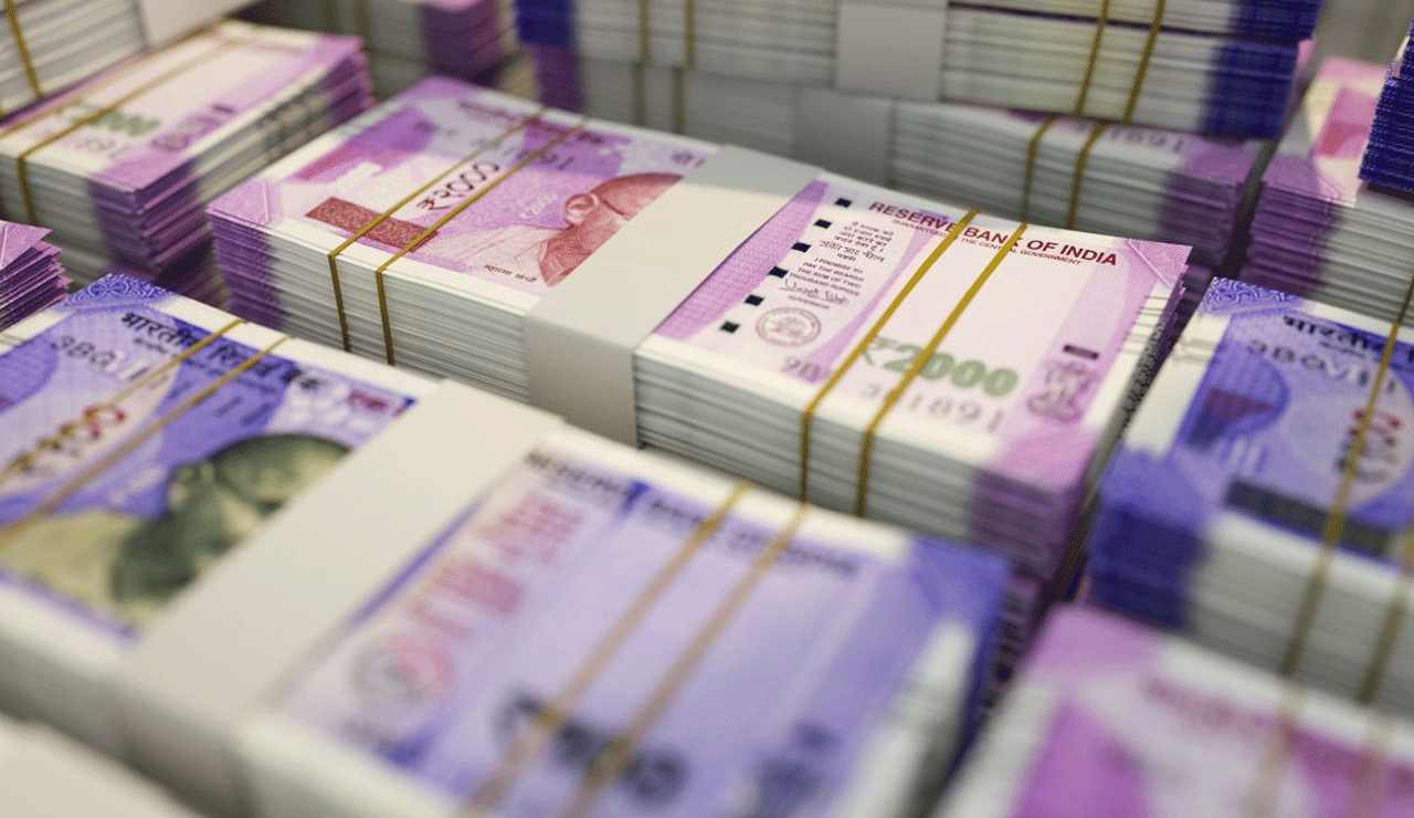 Indian Rupee Weakens Against Dirham Amid Tariff Uncertainty – What Expats Should Know