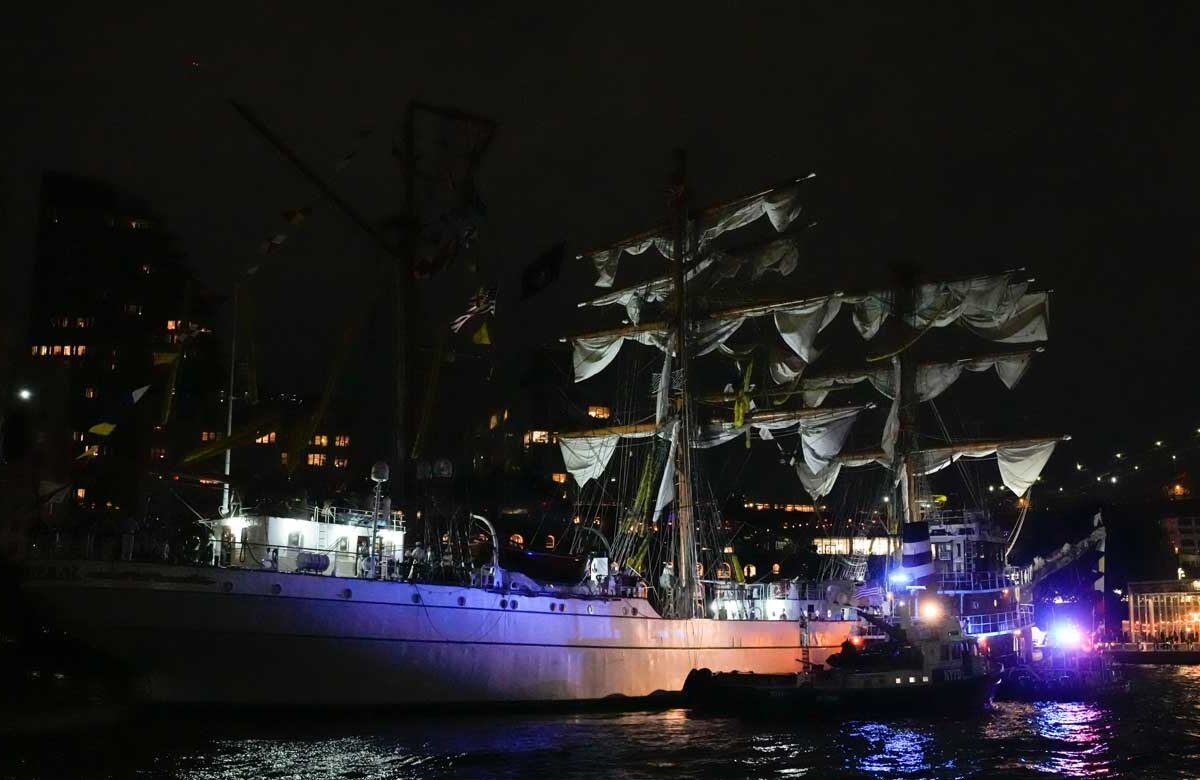 Mexican Navy Ship Cuauhtemoc Crashes into Brooklyn Bridge, Injuring 22