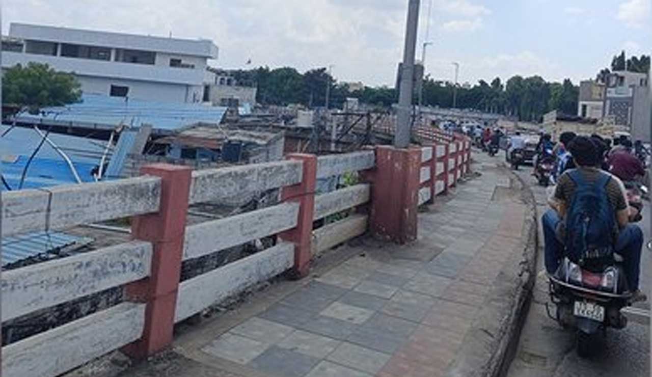 Hyderabad: Two Injured as Fatehnagar Bridge Staircase Suddenly Collapses