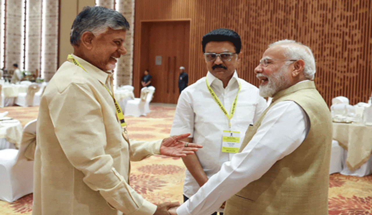 PM Modi Lauds Andhra CM Chandrababu Naidu’s Reforms at NITI Aayog Meeting