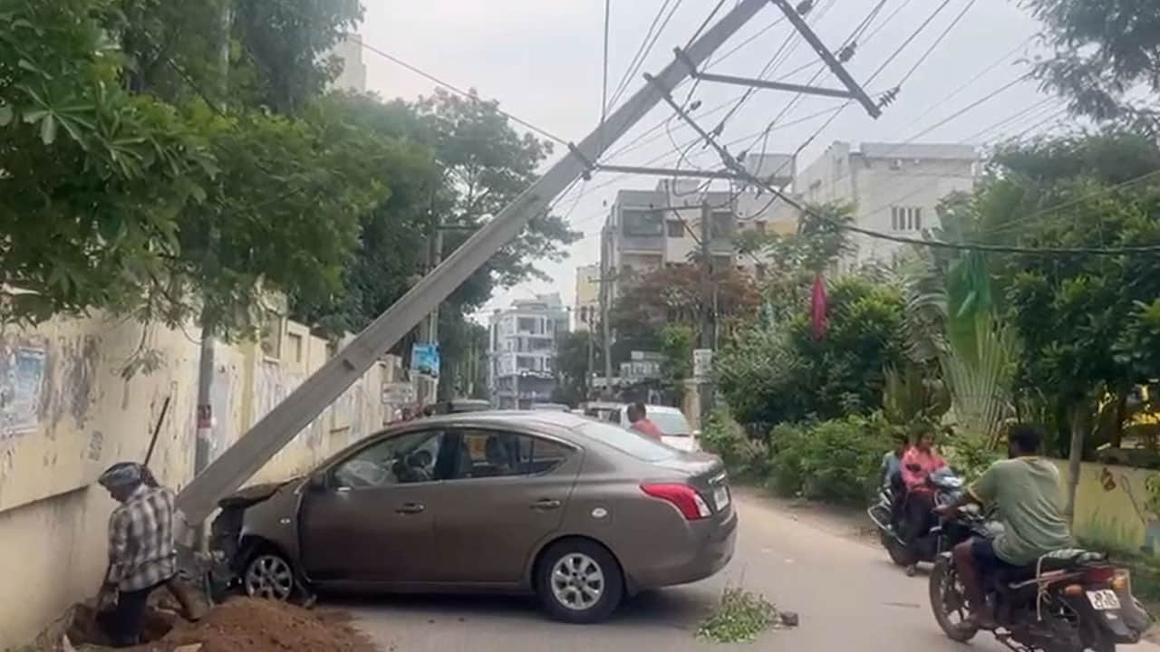 Hyderabad: High-Speed Car Crash Near Vaddepalli Enclave in Kukatpally; Investigation Underway