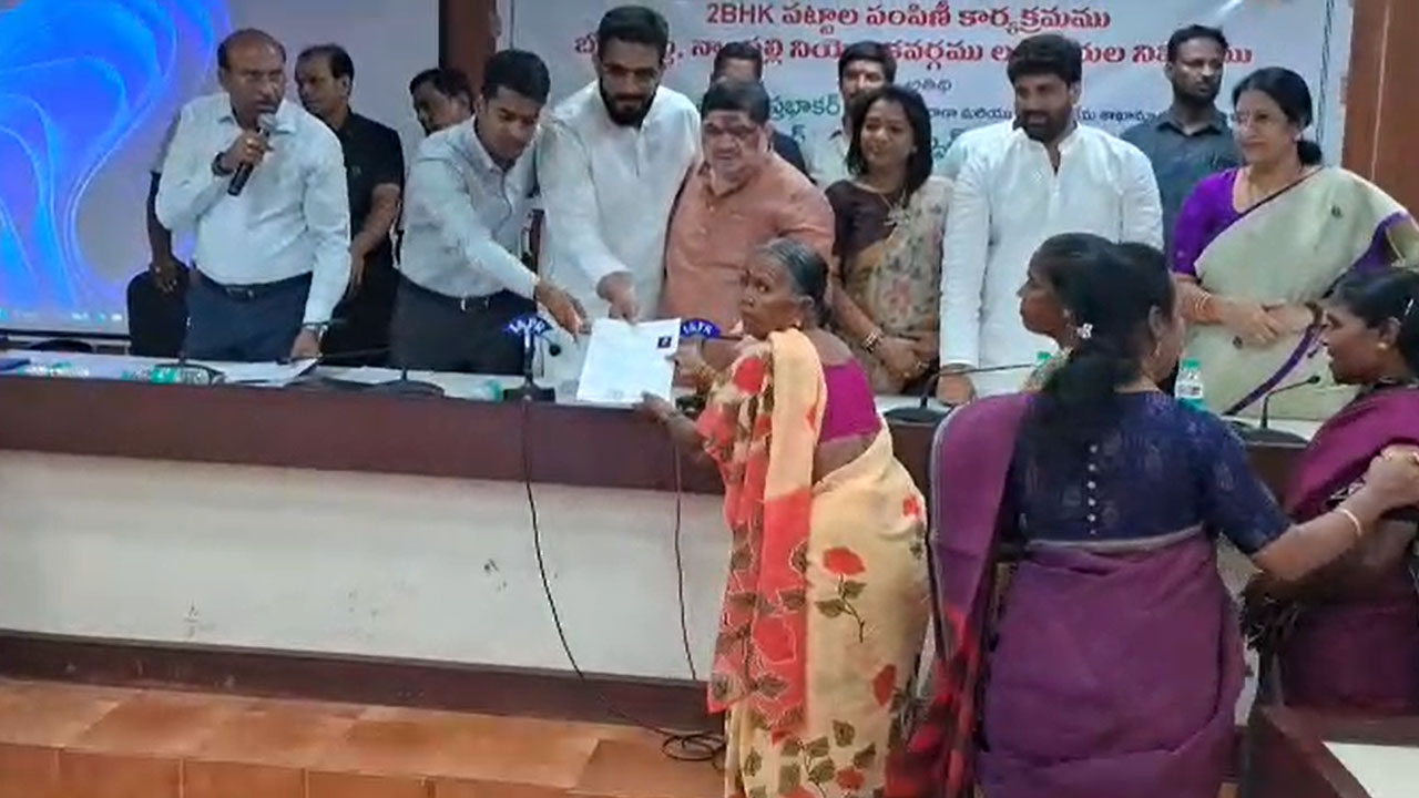 520 Families Get 2BHKs in Nampally; 1,800 More Coming in 73 Blocks: Minister Ponnam Prabhakar