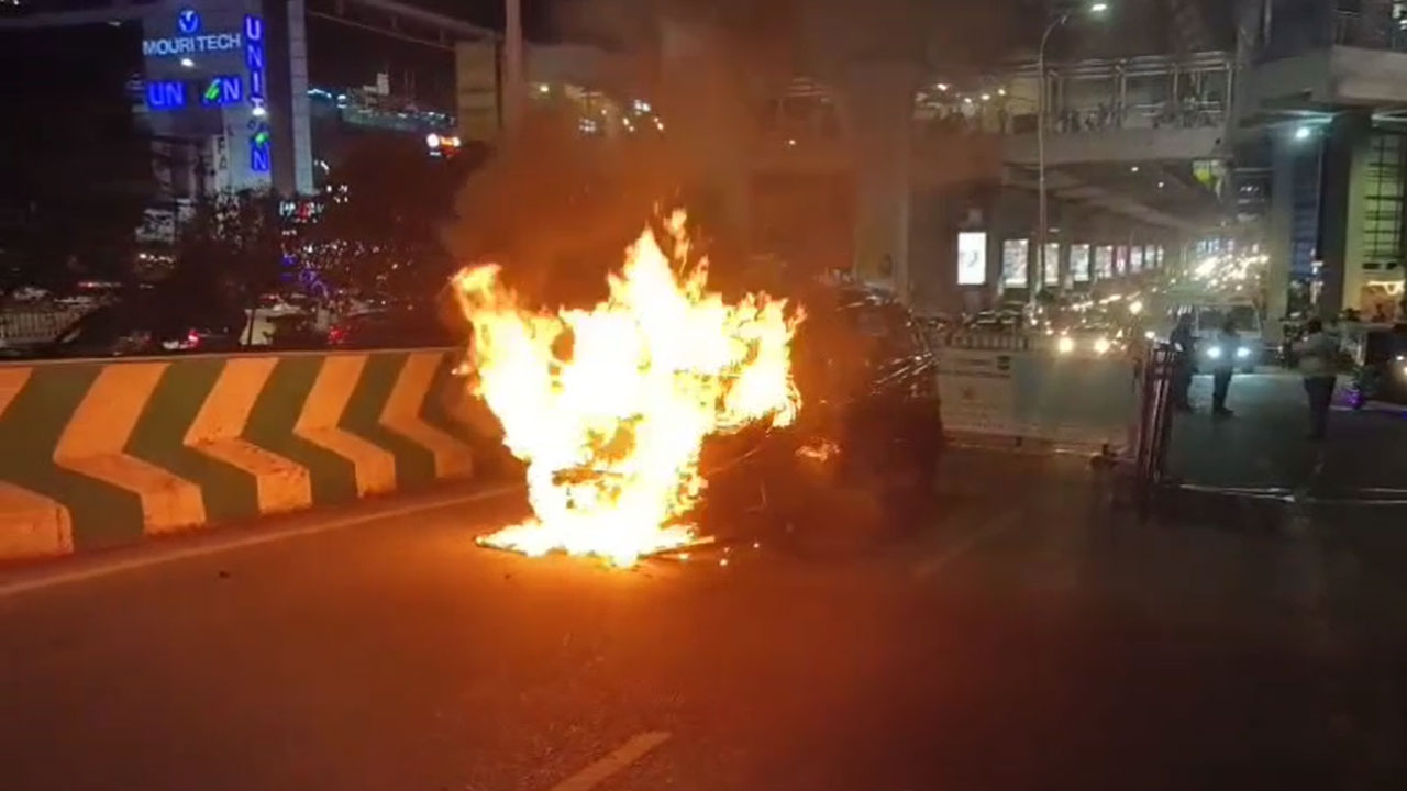 Car Catches Fire Near Raidurg Metro Station in Madhapur; Passengers Escape Unhurt