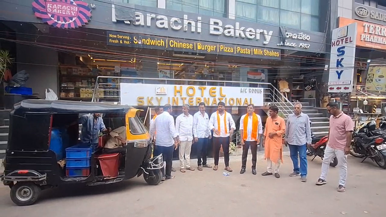 BJP Leaders Protest Against 'Karachi Bakery' Name in Shamshabad, Attempt to Remove Signboard