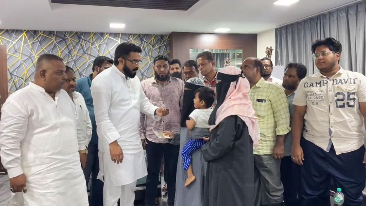 Asif Nagar Wine Shop Tragedy: MLA Majid Hussain Hands Over ₹5 Lakh Cheque to Victim’s Widow