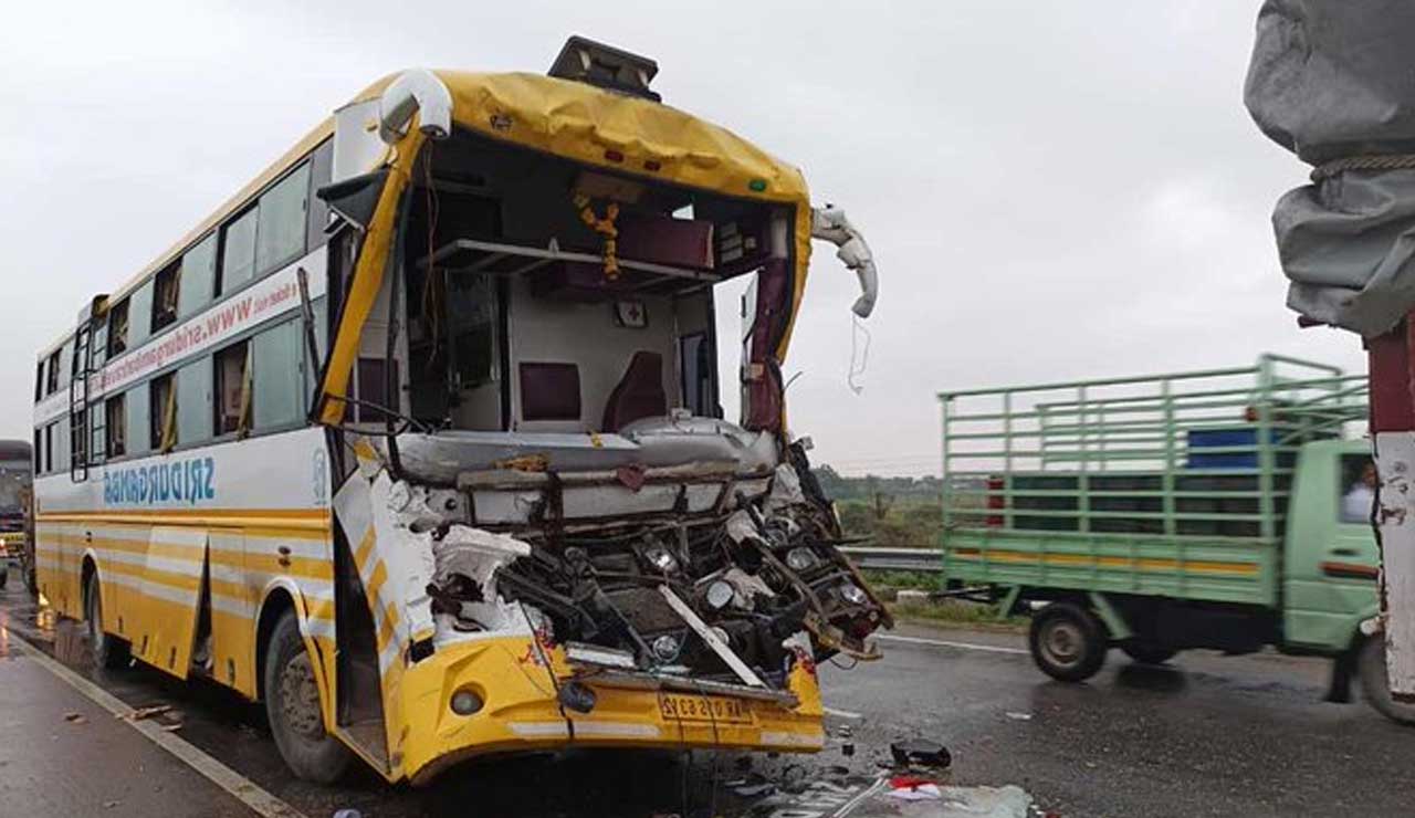 Karnataka-Hyderabad Bus Collides with Truck in Telangana’s Narayanpet; 18 Injured
