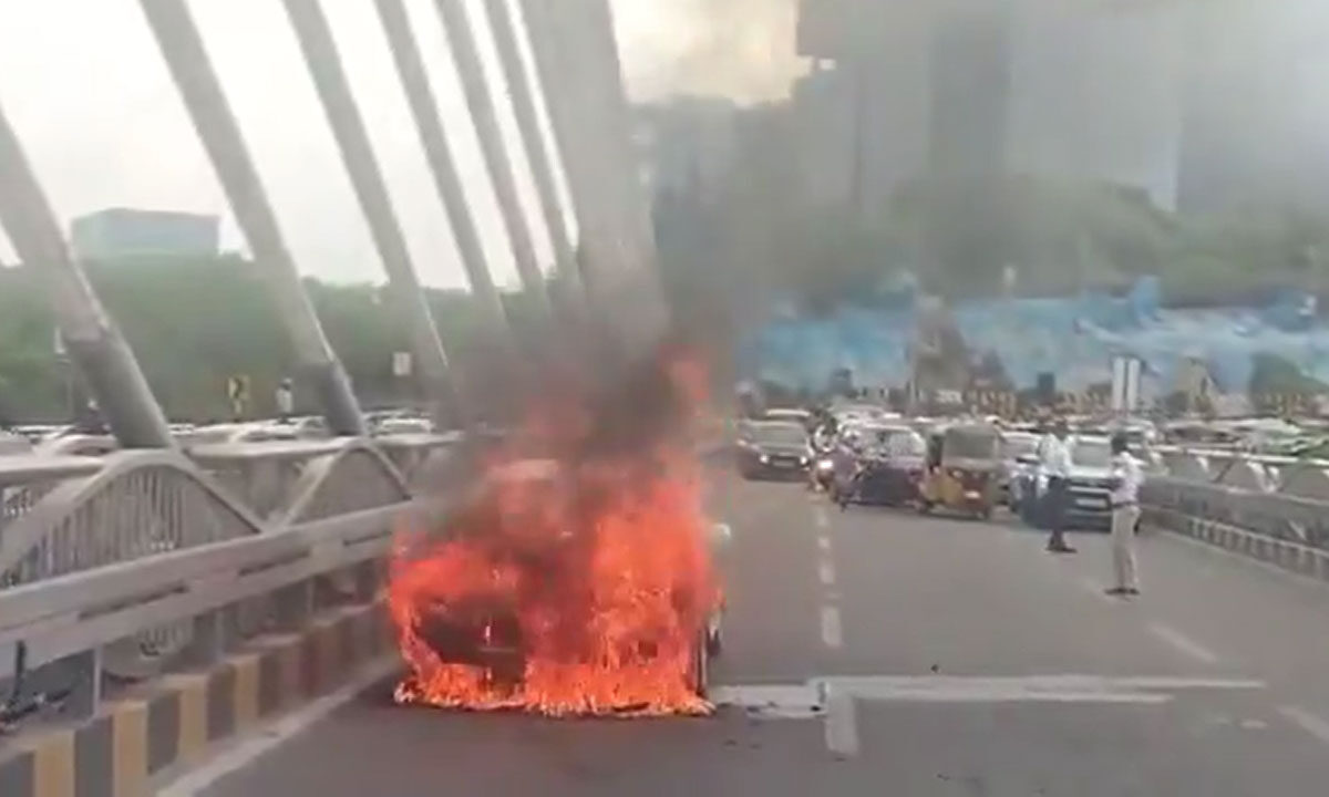 Hyderabad: Car Catches Fire on Durgam Cheruvu Cable Bridge; Two Escape Unhurt